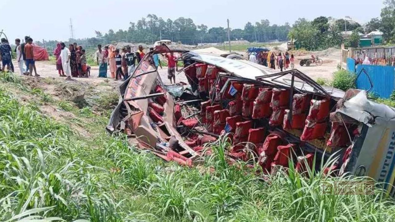 যমুনা সেতু মহাসড়কে বাস উল্টে খাদে পড়ে ১৫ জন আহত
