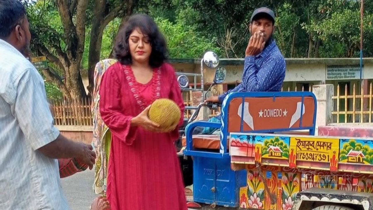 গ্রামীন বাজার থেকে কাঁঠাল কিনলেন চিত্রনায়িকা নাসরিন