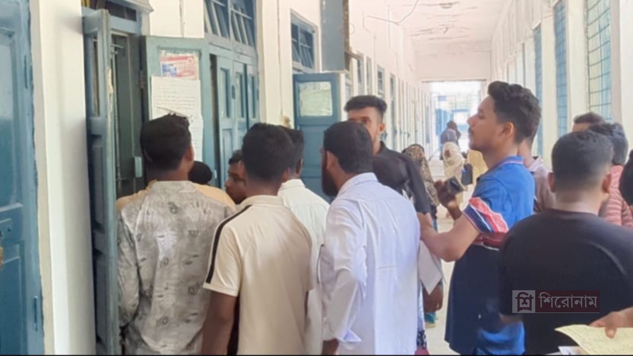 কলেজে অতিরিক্ত ফি আদায়ের অভিযোগ, ক্ষুব্ধ শিক্ষার্থীরা