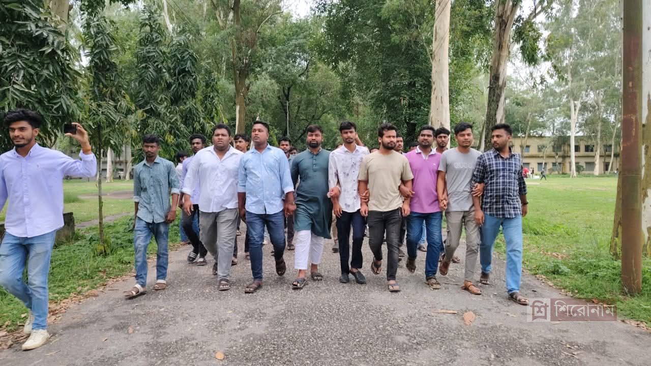 অতিরিক্ত টেস্ট ফি আদায়ের অভিযোগে ছাত্রদলের বিক্ষোভ