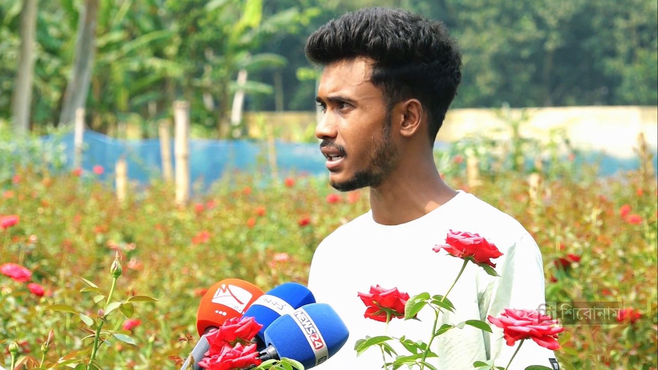 চাকরির পেছনে না ছুটে ফুল চাষেই সফল সজীব